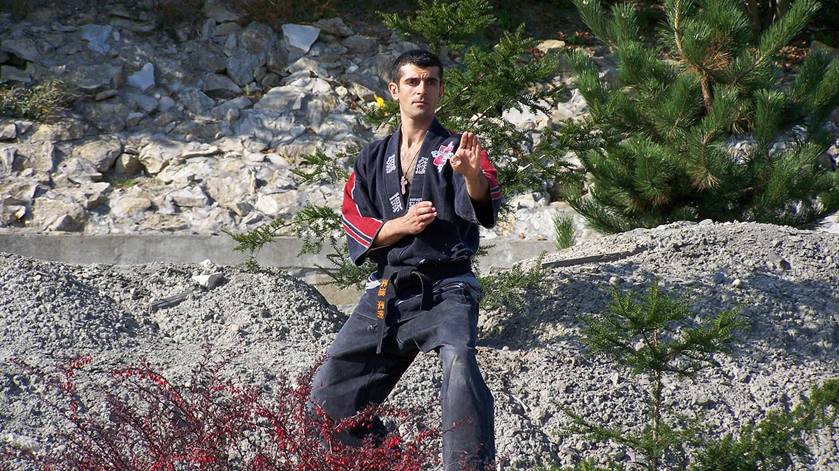 Sensei Vasile Hoble în kimono negru