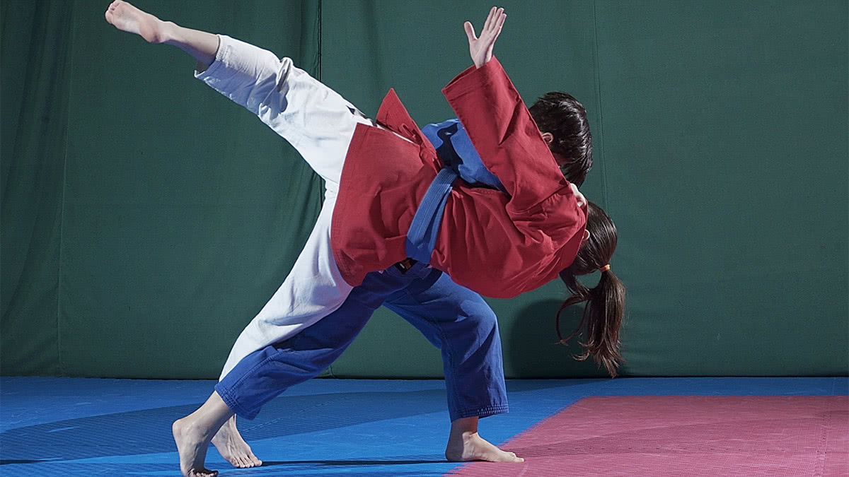 Proiecție spectaculoasă între un sportiv în kimono albastru și unul în kimono roșu
